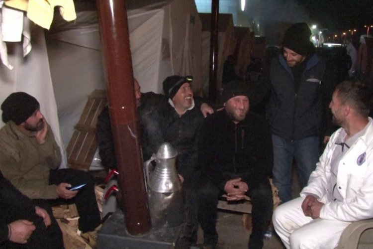 Deprem b&ouml;lgesinde baba olacağının haberini aldı