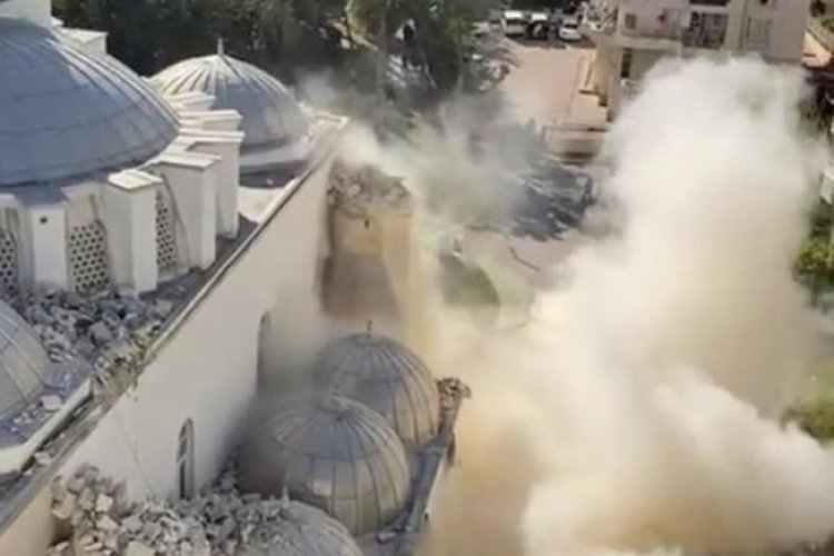 Adana'da depremde zarar g&ouml;ren cami minareleri yıkıldı