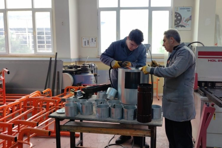 Bursalı &ouml;ğrenciler, depremzedeler i&ccedil;in soba &uuml;retiyor