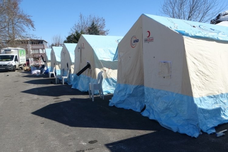 Depremin vurduğu Ak&ccedil;adağ'da yaralar sarılıyor
