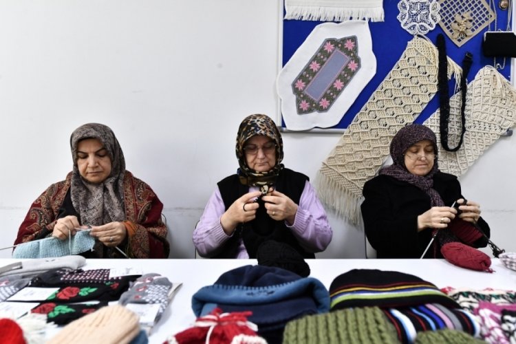OSMEK'te depremin yaralarını sarabilmek i&ccedil;in el emeği &ouml;rg&uuml; &ouml;rd&uuml;ler
