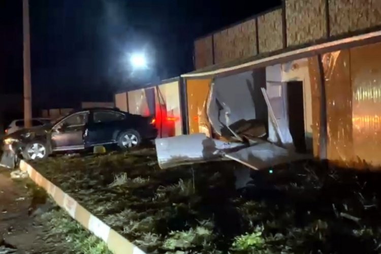 Sakarya'da kontrolden &ccedil;ıkan otomobil, konteynere &ccedil;arptı