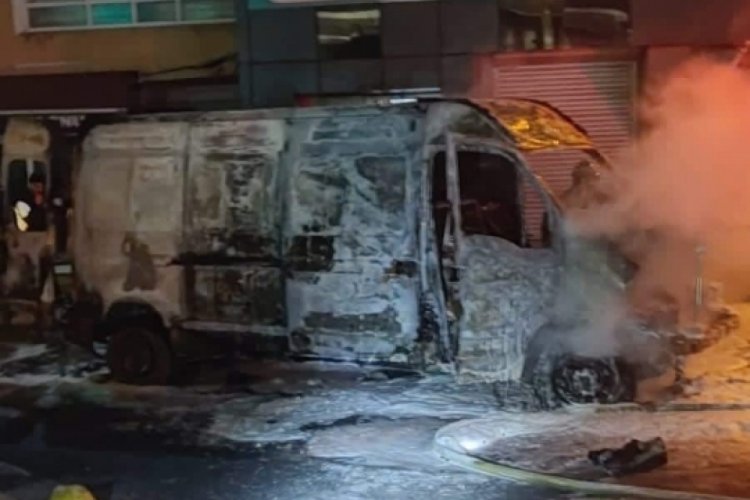 İstanbul'da park halindeki ara&ccedil; alev aldı