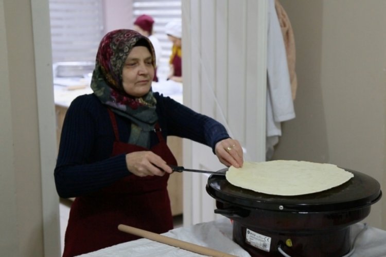 Bursa G&uuml;rsulu kadınlar &ccedil;&ouml;lyak hastası depremzedeler i&ccedil;in erişte &uuml;retiyor