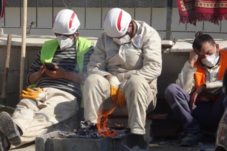 Enkazdan hayat kurtaran madenci: Yorulduk ama bizim i&ccedil;in hayat kurtarmak daha &ouml;nemli