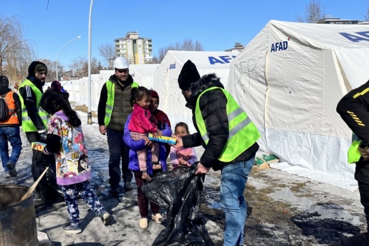 Depremzede &ccedil;ocuklar i&ccedil;in oyuncak dolusu ara&ccedil;lar afet b&ouml;lgesinde