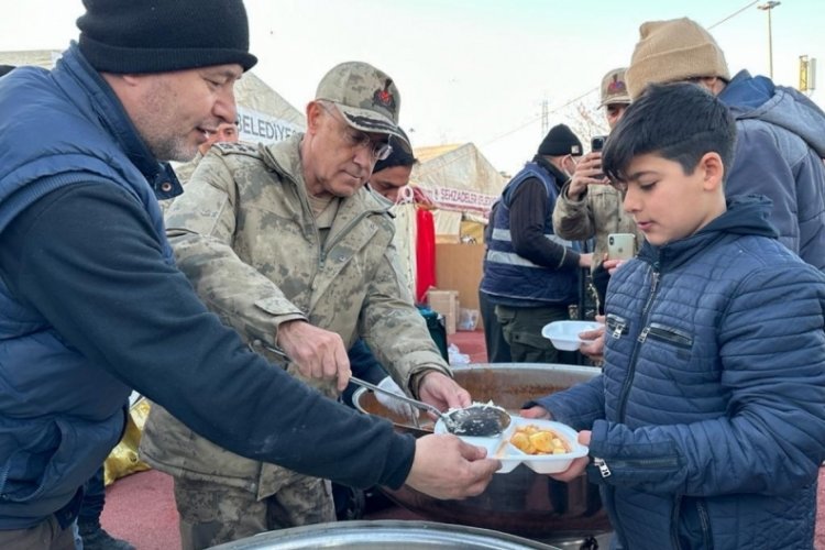 Jandarma Genel Komutanı Orgeneral &Ccedil;etin, depremzedeleri ziyaret etti