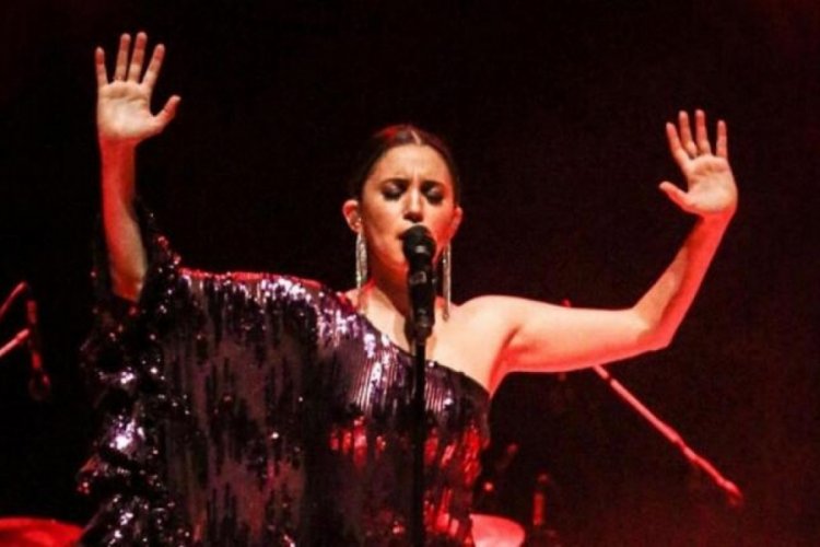 Depremde 16 yakını kaybeden Karsu "Neredesin Sen" t&uuml;rk&uuml;s&uuml;n&uuml; s&ouml;yledi