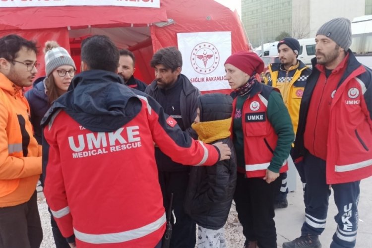 Enkazda hayat kurtaran UMKE'den H&uuml;lya: Duygulanıyorsun, g&ouml;zyaşlarını tutamadığın zaman oluyor