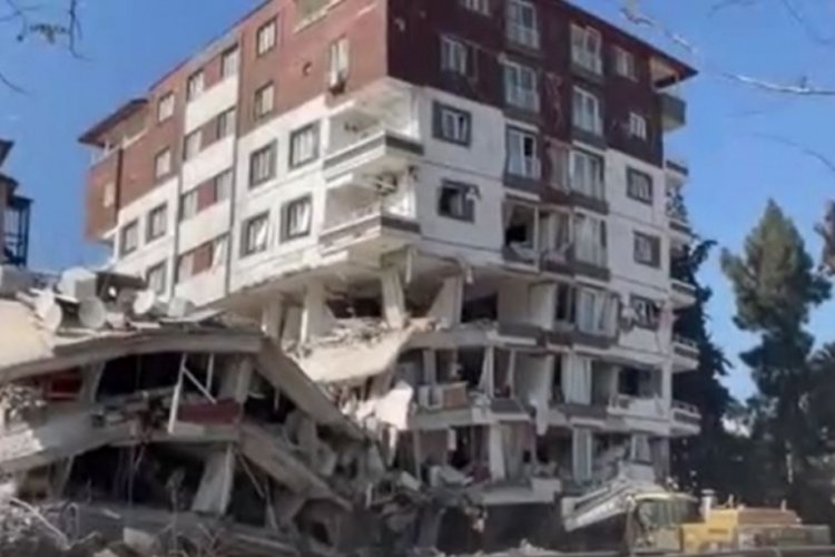 Hatay'da hasarlı bina &ccedil;alışma esnasında yıkıldı
