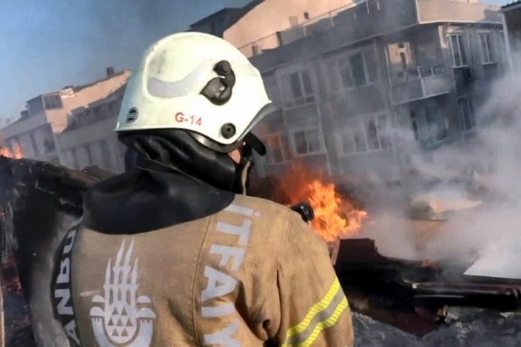 İstanbul'da 4 katlı binada yangın &ccedil;ıktı