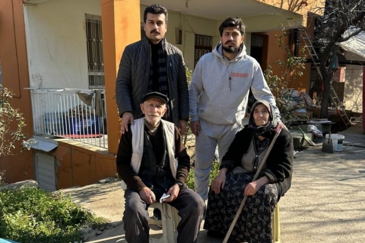 &Uuml;nl&uuml; şef Can, 30 kişilik ekibiyle depremzedelere yemek dağıttı