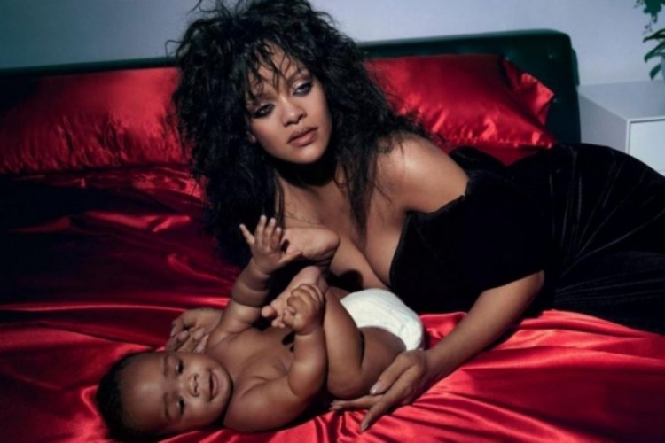 Rihanna bebeğiyle poz verdi