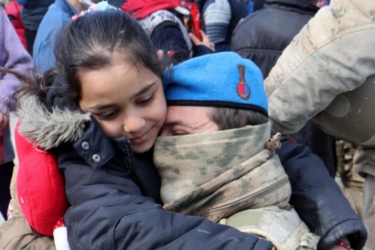 Mavi bereli komandolar &ccedil;ocukları sevindirdi