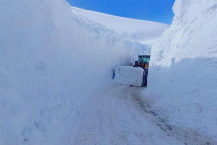 Hakkari'de askeri &uuml;s b&ouml;lgesi yolu kapandı