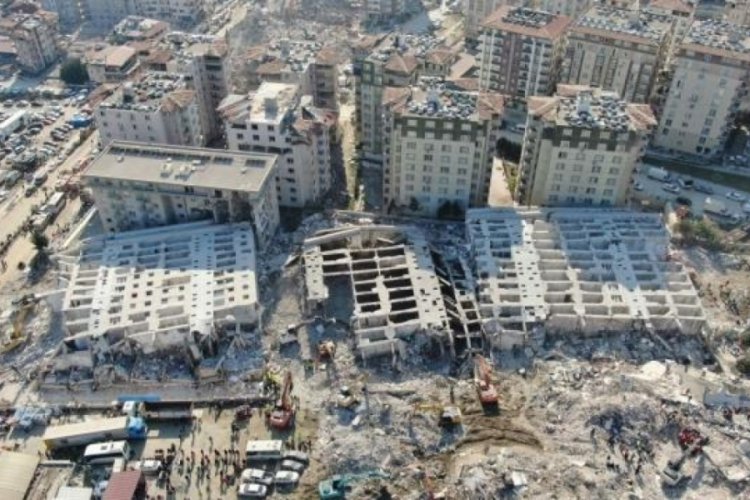 R&ouml;nesans Rezidans'ta toplanma alanına &ccedil;ıkarılanlar ikinci depremde enkaz altında kaldı