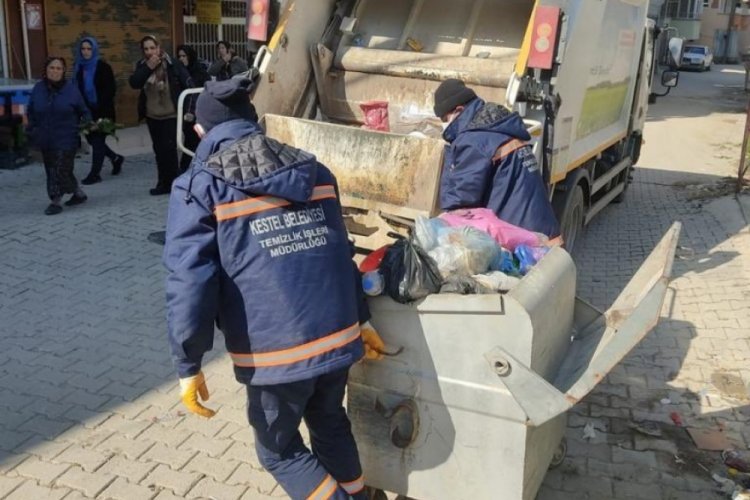 Bursa Kestel Belediyesi deprem b&ouml;lgesinde temizlik &ccedil;alışmalarını s&uuml;rd&uuml;r&uuml;yor