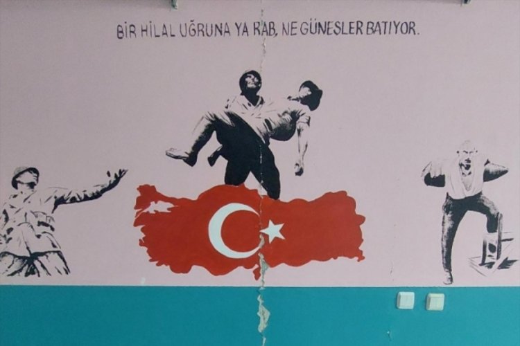 Hatay'da okul duvarında &ccedil;atlayan nokta y&uuml;rekleri burktu