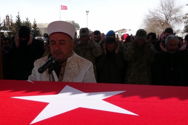 Depremde eşiyle birlikte yaşamını yitiren uzman &ccedil;avuş, son yolculuğuna uğurlandı