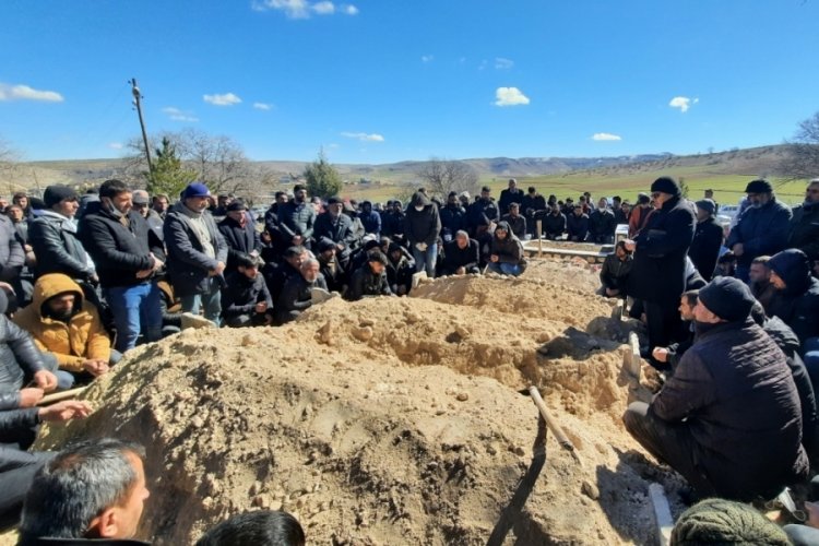 Diyarbakır'da depremde hayatını kaybeden anne ve 3 &ccedil;ocuğu defnedildi
