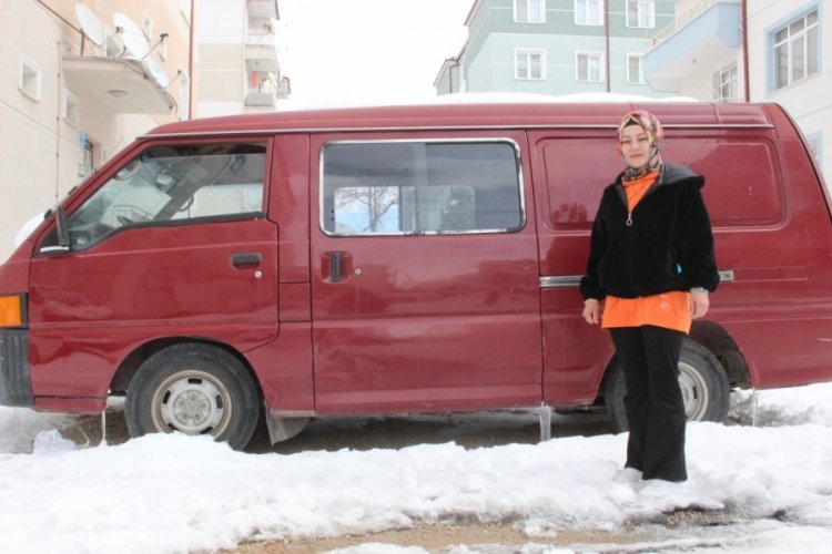 Depremzedeler i&ccedil;in minib&uuml;s&uuml;n&uuml; satılığa &ccedil;ıkardı