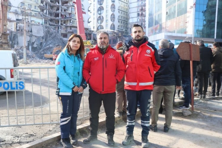 Enkaz alanında &ccedil;alışan Semiha, 2 aylık bebeği montuyla korumuş