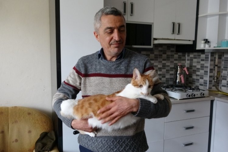 Malatya'da depremzede mahsur kalan kedisini kurtardı