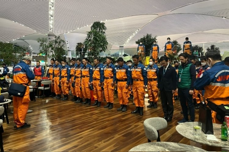 Japon arama kurtarma ekibi hayatını kaybedenler i&ccedil;in saygı duruşunda bulundu