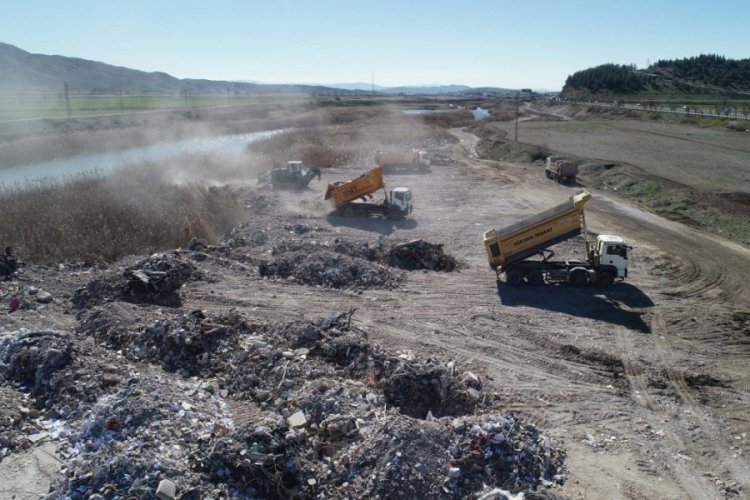 Kahramanmaraş'ta deprem enkazı şehir dışına &ccedil;ıkarılıyor