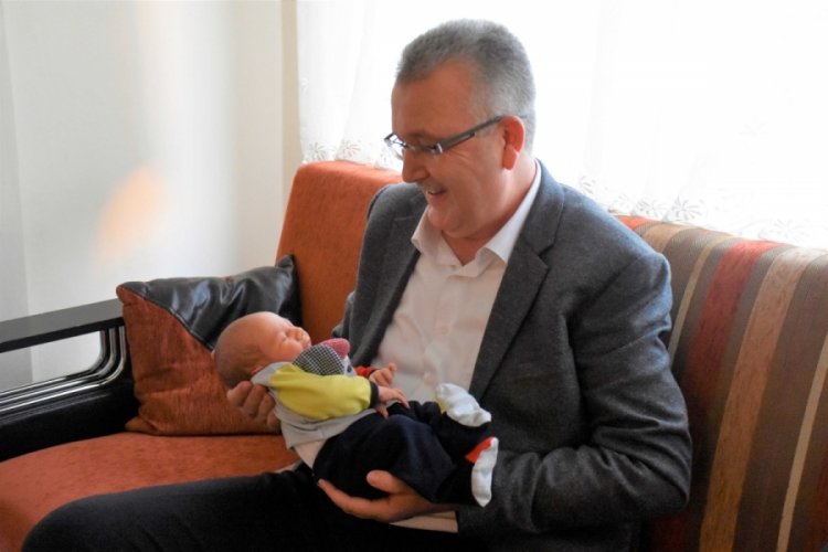 Depremzede ailenin Bursa'da bebek sevinci
