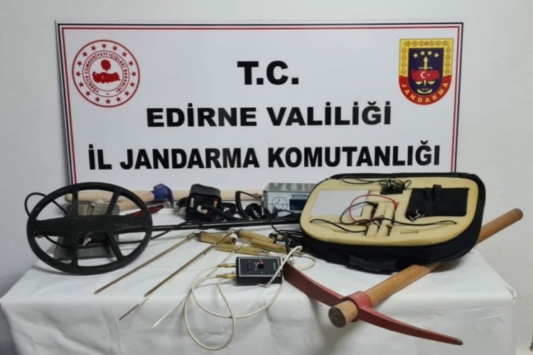Tarlalarında define aradılar: 4 g&ouml;zaltı