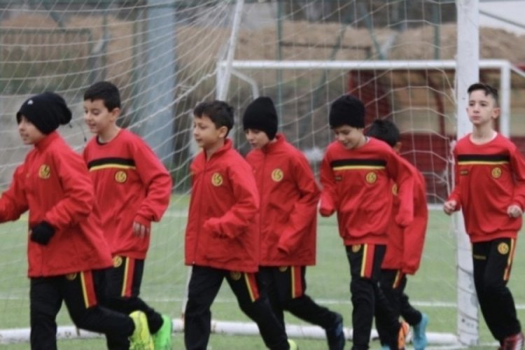 Eskişehirspor depremzede &ccedil;ocukları unutmadı