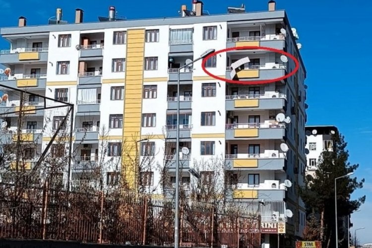 Diyarbakır'da bir kişi hasarlı binadan eşyalarını balkondan atarak aldı