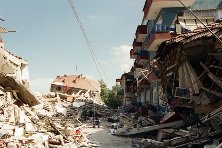 Diyarbakır'da 2 m&uuml;teahhit kendi yaptıkları binanın enkazında kaldı