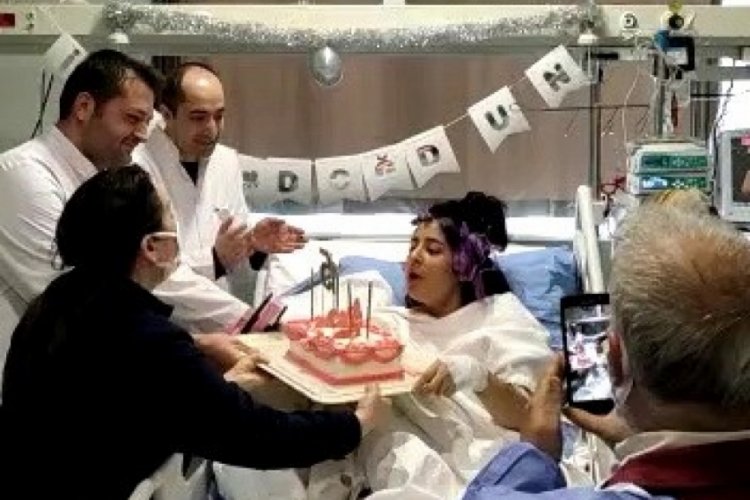 Depremzede Ayşeg&uuml;l'e hastanede doğum g&uuml;n&uuml; s&uuml;rprizi