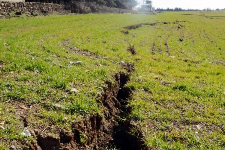 Gaziantep'te hastanenin bah&ccedil;esinde ve &ccedil;evresinde yarıklar oluştu