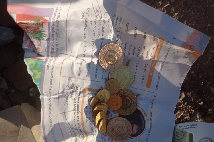 Hatay'da madenciler enkazdan buldukları y&uuml;kl&uuml; miktarda paraları teslim etti