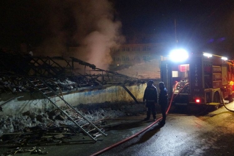 Yozgat'ta m&uuml;stakil ev alev alev yandı