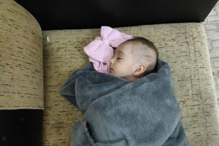 Enkazdan kurtarılan Fatma bebek, amcasına teslim edildi