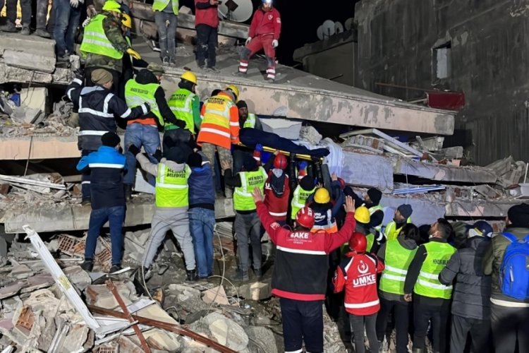 Hatay'da Mehmet Ali Şakiroğlu ve Mustafa Avcı 261. saatte enkazdan sağ &ccedil;ıkarıldı