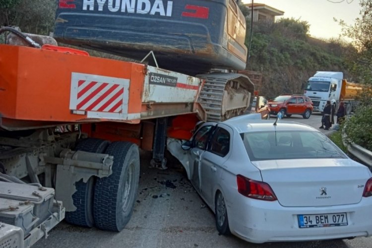 Bursa'da korkun&ccedil; kaza! Otomobil tırın altına girdi