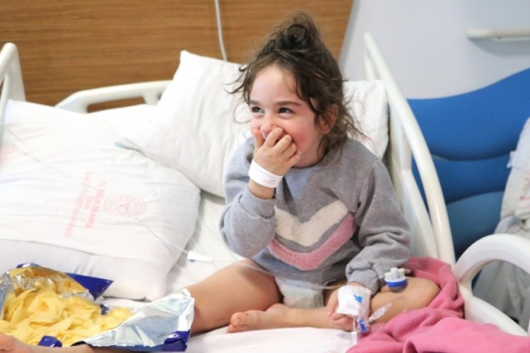 Enkazdan kurtarılan 5 yaşındaki Derin, g&uuml;l&uuml;ş&uuml;yle y&uuml;rekleri ısıtıyor