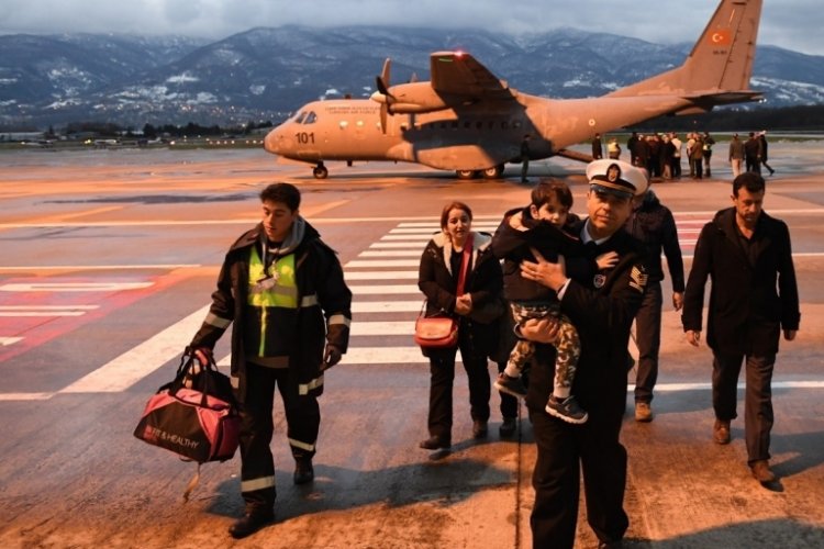 Deniz Kuvvetlerine ait u&ccedil;aklarla depremzede tahliyesine devam ediliyor