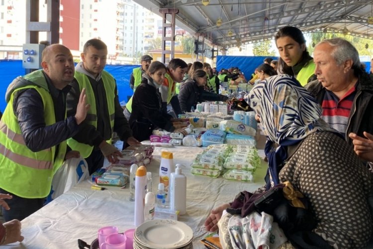 Depremzedeler i&ccedil;in gen&ccedil;ler ilk andan beri g&ouml;revde