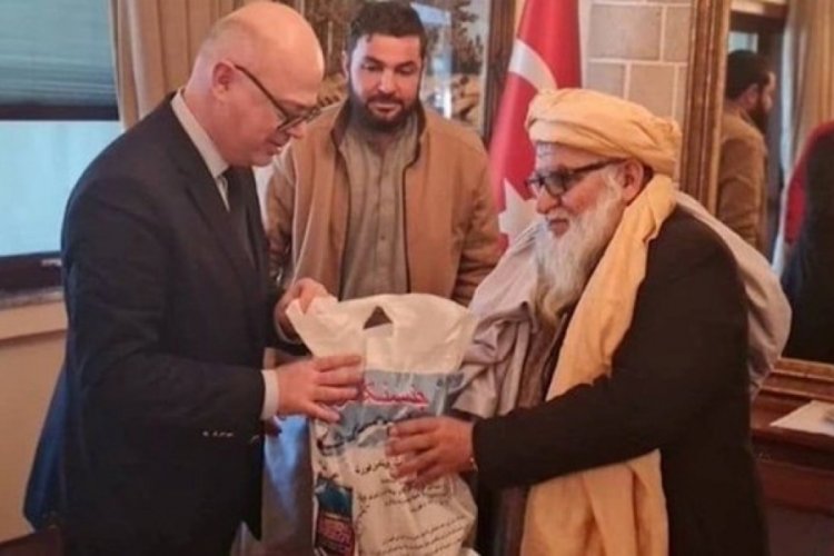 Afganistan'da toplanan yardımlar B&uuml;y&uuml;kel&ccedil;i Erginay'a verildi