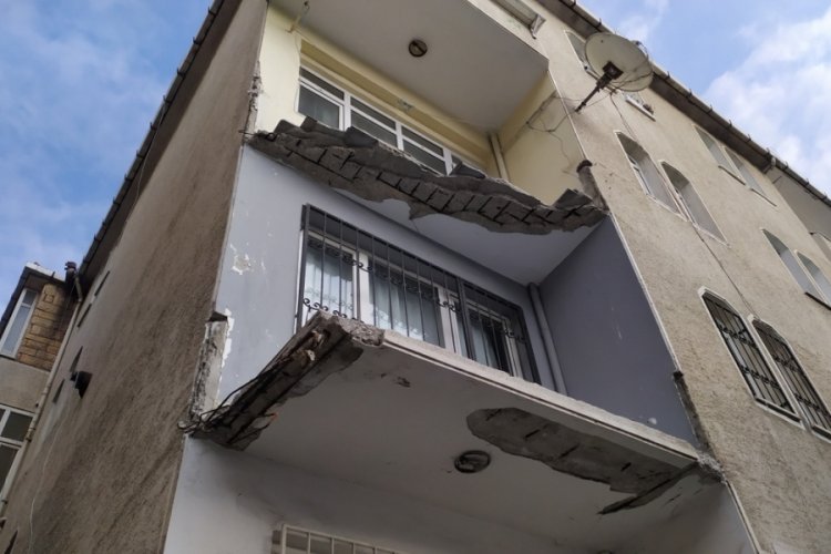 K&uuml;&ccedil;&uuml;k&ccedil;ekmece'de yıkılan balkon deprem paniği oluşturdu