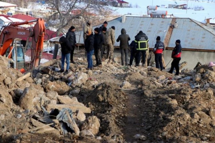 Kahramanmaraş'ta depremde yıkılan ev yandı: Anne kızın cenazesi bulunamadı