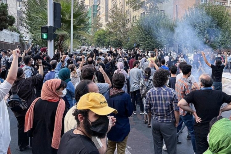 İran'da Mahsa Amini'nin &ouml;l&uuml;m&uuml; sonrası başlayan eylemler s&uuml;r&uuml;yor
