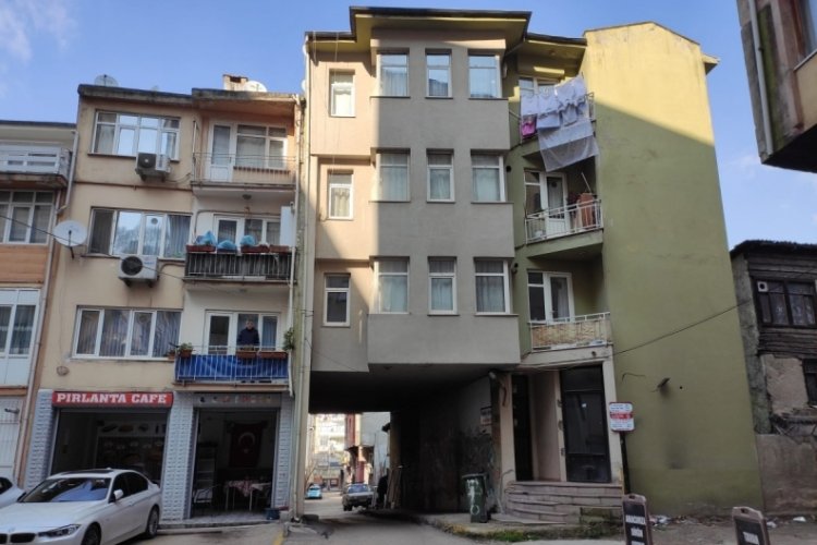 Bursa'da zeminle bağlantısı bulunmayan bina g&uuml;ndem oldu