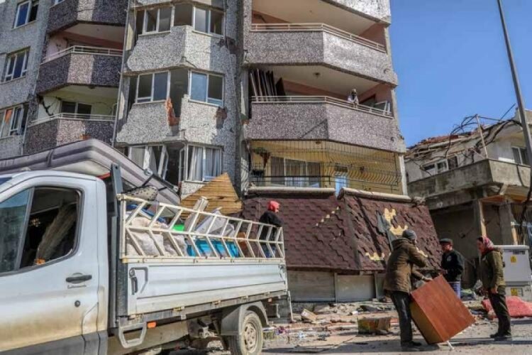 Depremzedeler tehlikeye rağmen hasarlı binalardaki eşyalarını alıyorlar